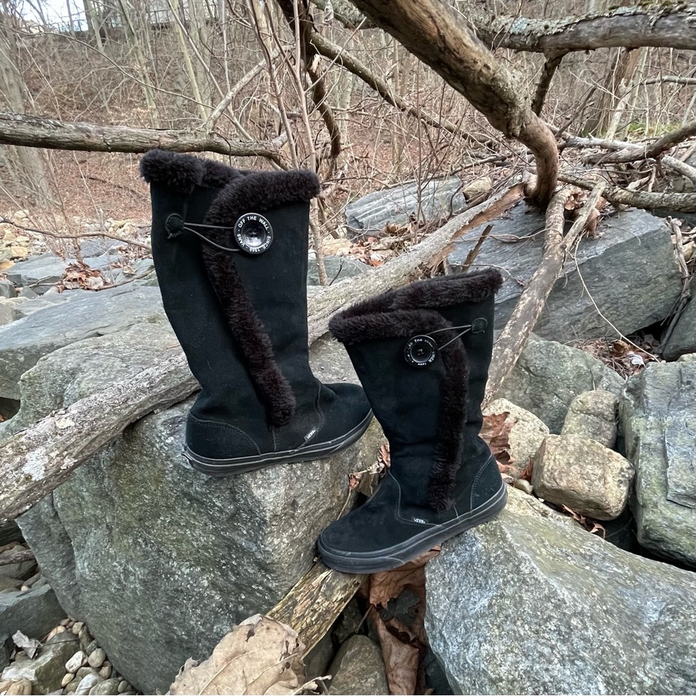 VAN’S Phoebe Winter Boots Women Size 8.5
Black Suede with Faux Fur Lining